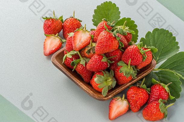 一个美丽美味的草莓集在彩色背景，特写，宏观，空间隔离。