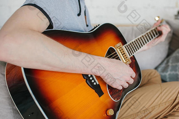 学习弹<strong>吉他</strong>。音乐教育与课外课程