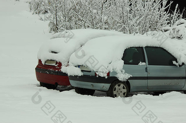 停着的被雪覆盖的<strong>汽车</strong>