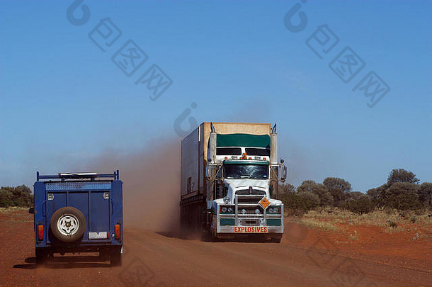 在澳大利亚丛林的跑道上，一辆装满的<strong>卡车</strong>运送着一座金矿