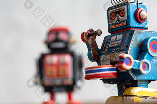 两件彩色复古玩具机器人收藏品