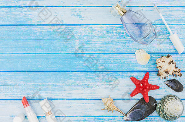 海贝壳装饰香水瓶唇坚持海明星蓝色的白色画木背景高对比夏天概念前角