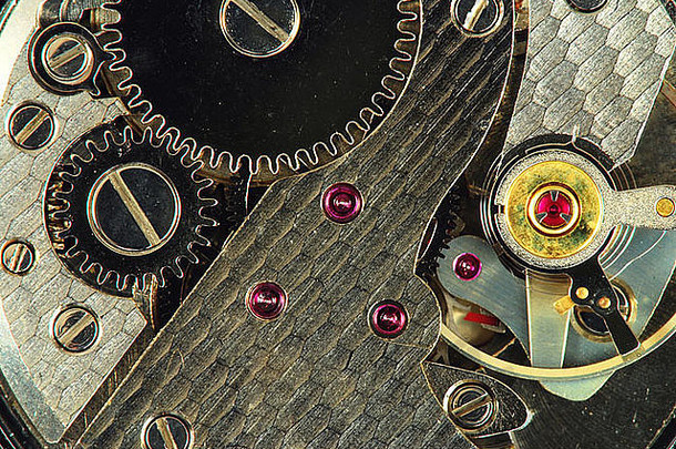 系统中的旧时钟链轮和红宝石的机制清晰可见