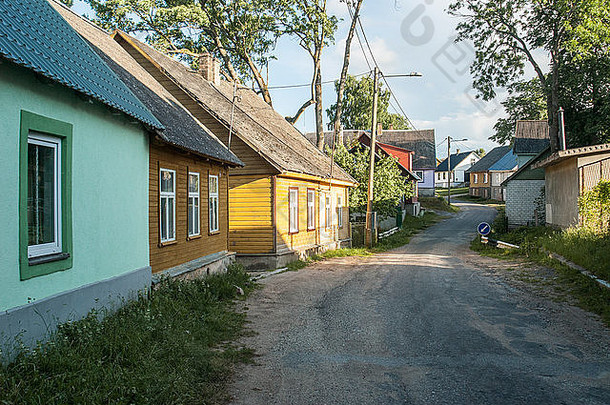 爱沙尼亚东部佩普西湖的卡拉斯特镇的一条道路上，古老的传统木制彩色房屋。