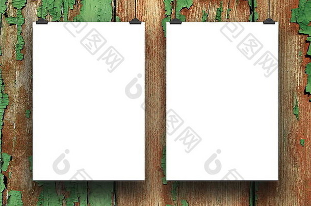 两个空白框架的特写，通过夹子悬挂在刮痕木板背景上