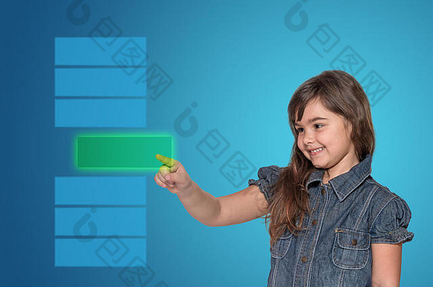 微笑的小女孩正在从<strong>一系列</strong>矩形中选择绿色透明的矩形，它是空的，可以为你的文本做准备。一切都在蓝色的草地上