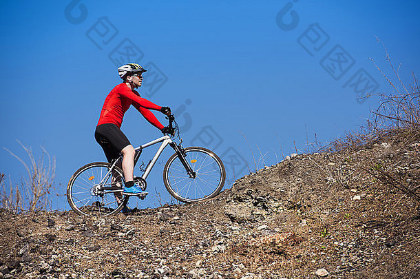 骑<strong>自行车</strong>的人男人。骑山<strong>自行车</strong>岩石山阳光明媚的一天蓝色的天空