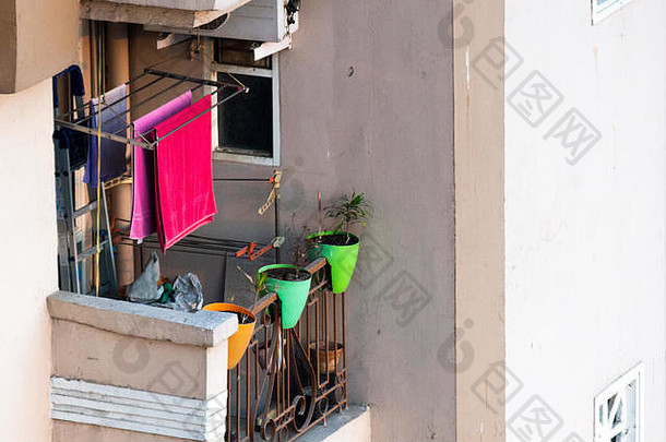 狭小的拥挤的小公寓阳台衣服干燥悬挂器花植物几率结束显示人生活由于扩大人口