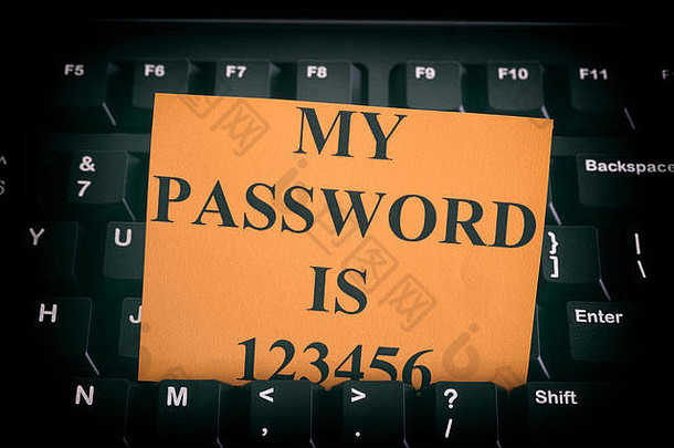 黑色电脑键盘上带有简单密码的纸<strong>制</strong>便笺。互联网安全概念。闭合。