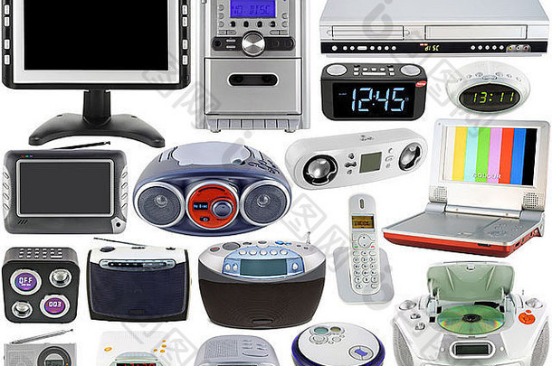 一套现代家庭数字电子钟、电视、收音机、DVD和CD播放机。隔离在白色的地面上。批量生产