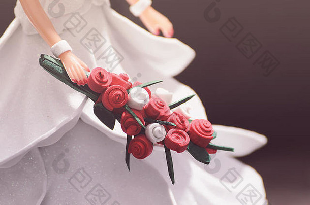手娃娃新娘持有花束花装饰婚礼点缀背景娃娃穿手工制作的白色衣服使伊娃泡沫