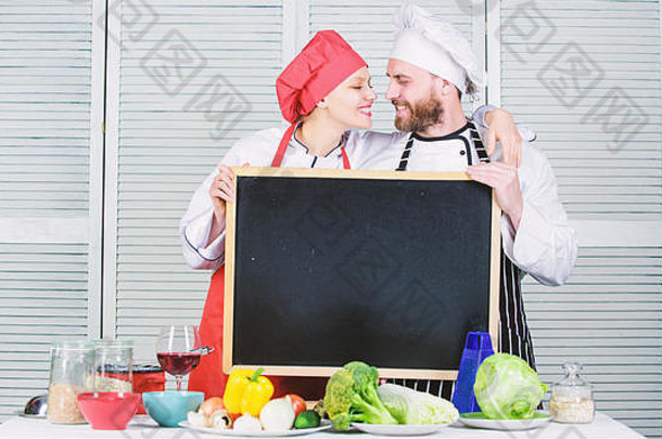 享受在厨房展开的乐趣。烹饪学校的厨师大师和预备厨师拥抱。夫妻俩爱上了教烹饪<strong>课</strong>的男人和女人。厨师和厨师助手在大师班，空间。