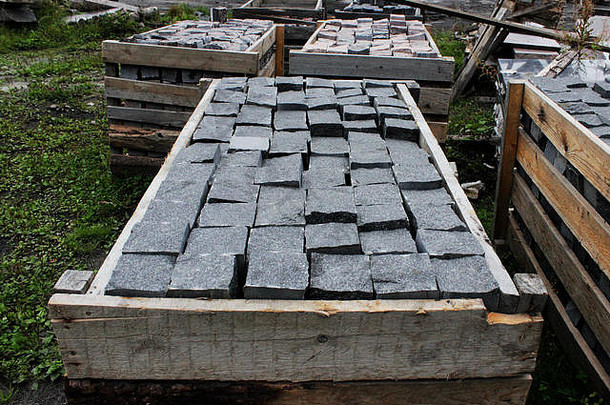 在一台大型圆锯机的帮助下，在石头厂峡谷附近用大理石制成的立方体坯料