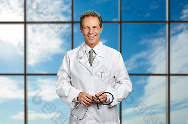 天空背景上有听诊器的医生。