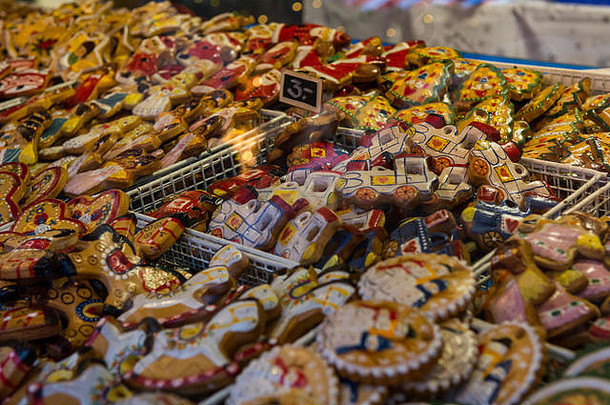户外市场出售的传统节日糖果。