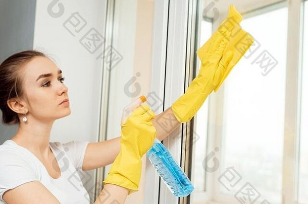 妇女用特殊清洁剂清洁窗户。春季<strong>大扫除</strong>。清洁公司的概念。