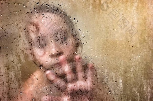 在淋浴间玩耍的孩子。