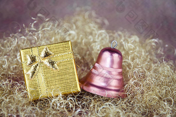 闪亮的金色圣诞盒，内<strong>有惊喜</strong>和粉色铃铛