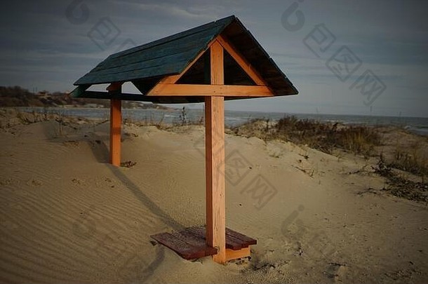 木板凳上树冠覆盖沙子海春天海滩