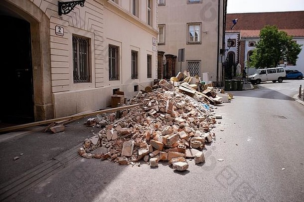 萨格勒布市发生强烈地震后，<strong>倒塌</strong>的砖块和<strong>倒塌</strong>的屋顶瓦片躺在街上，毁坏了许多旧<strong>建筑</strong>和房屋