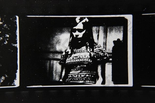 精美的70年代复古隐形印花黑白极端照片，一位年轻女士站着。