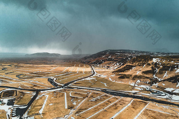 冰岛空中视图景观雪云街黄色的绿色草