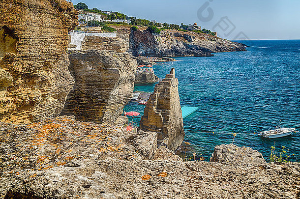 意大利爱奥尼亚海萨伦托海岸的岩石和建筑，位于圣塞斯亚尔梅、莱切、阿普利亚