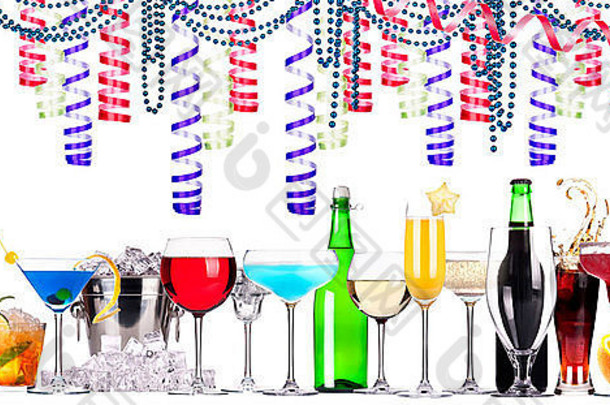假日概念中的不同酒精饮料-啤酒、葡萄酒、香槟、苏格兰威士忌、苏打水