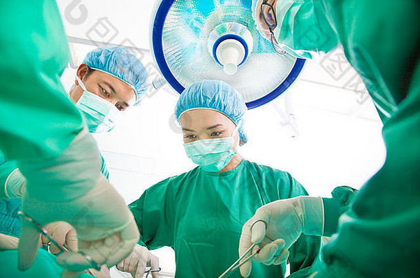 外科医生团队在医院的外科手术室一起工作