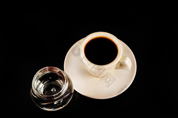 白杯黑咖啡和一杯桑布卡咖啡豆，茴香芳香