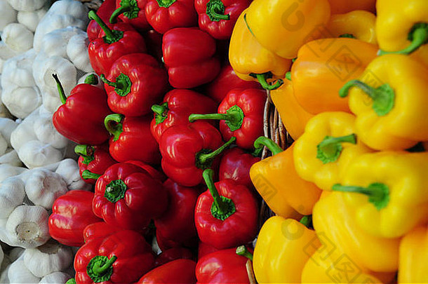 白色大蒜灯泡红色的<strong>黄</strong>色的辣椒安排市场摊位蔬菜框架