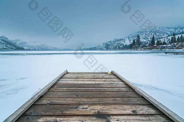 冬天景观木码头前景冻湖雪覆盖山雾背景