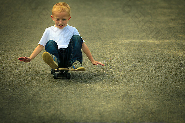 活跃的童年男人。滑板溜冰者男孩孩子坐在公园小巷滑板户外