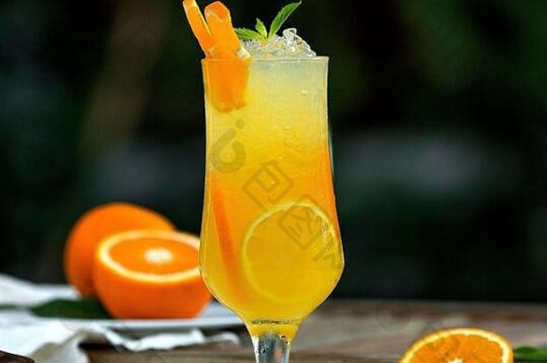 橙汁鸡尾酒配冰块和橙汁