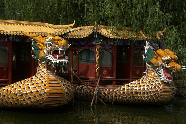 龙潭路公园以龙为主题的游船。中国北京。