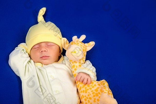 可爱的婴儿说谎蓝色的毯子玩具长颈鹿男孩女孩