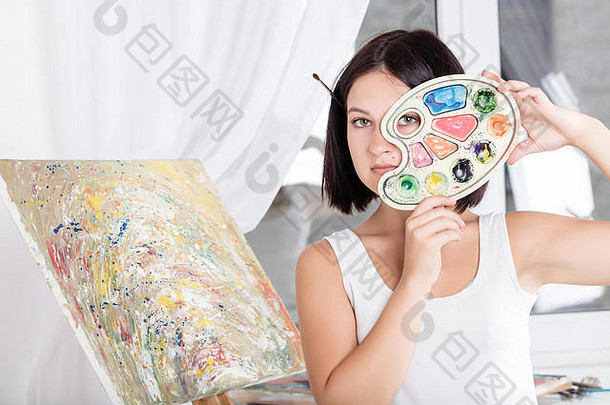 拿画架的年轻女子在画画