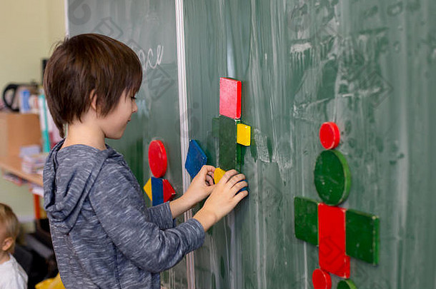 年级孩子学习数学形状颜色学校站前面黑板上