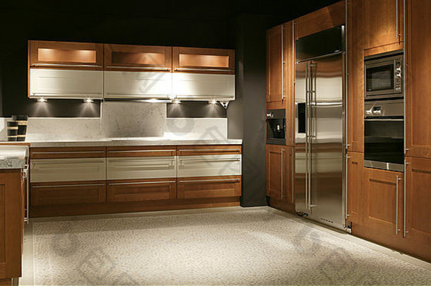带橱柜、抽屉和陶瓷烹饪的家庭现代厨房视图