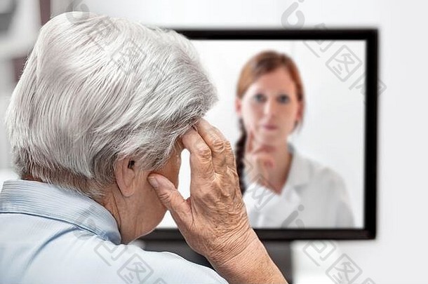 上了年纪的女人头疼医生监控听概念远程医疗咨询