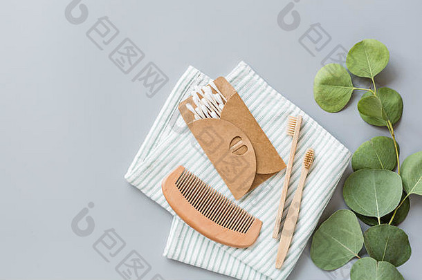 自然浴室配件木梳子竹子牙刷按摩刷耳朵棒桉树灰色的纸背景浪费产品