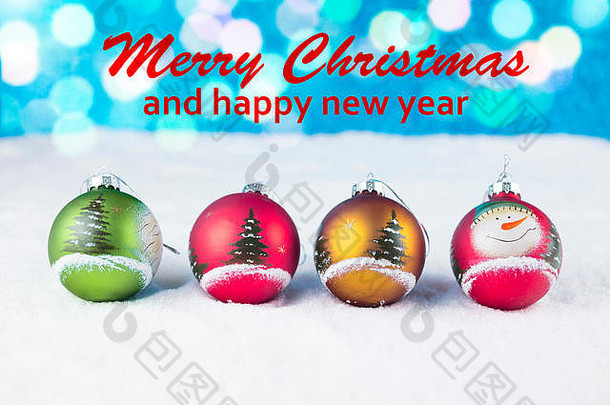白雪背景下，一组彩色圣诞球，英文文本为“圣诞快乐，新年快乐”。