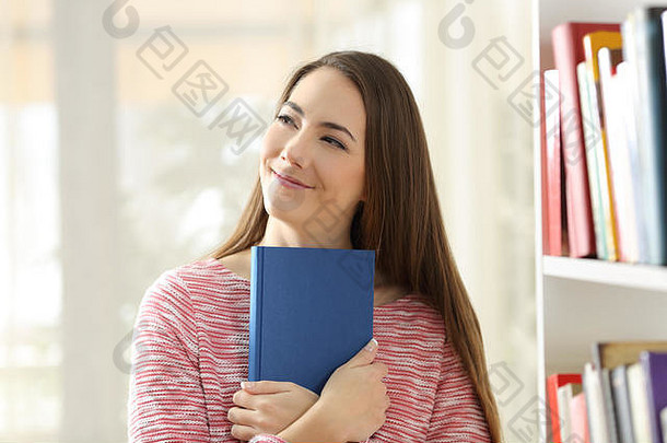 幸福的女人梦见身边拿着一本书，书的封面在家里