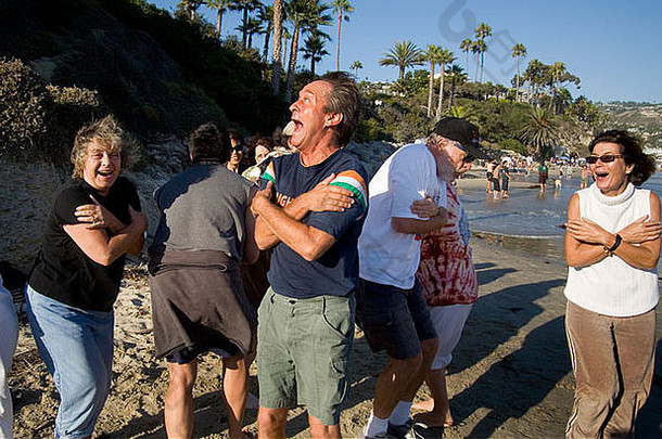 笑瑜伽俱乐部的成员在加利福尼亚州拉古纳海滩的海边聚会