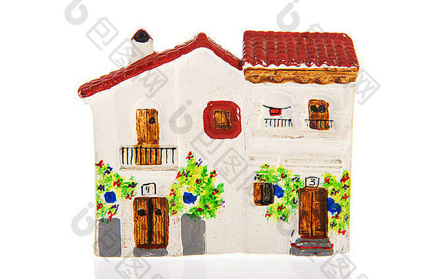 白色背景上孤立的典型西班牙小型房屋