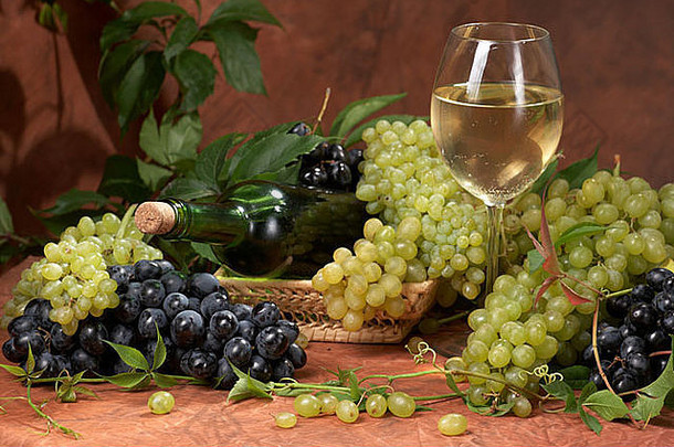 白色干酒新鲜的集群葡萄