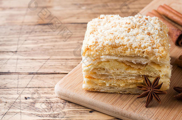 分层蛋糕，奶油拿破仑米勒维尔香草片，肉桂和茴香，木质背景