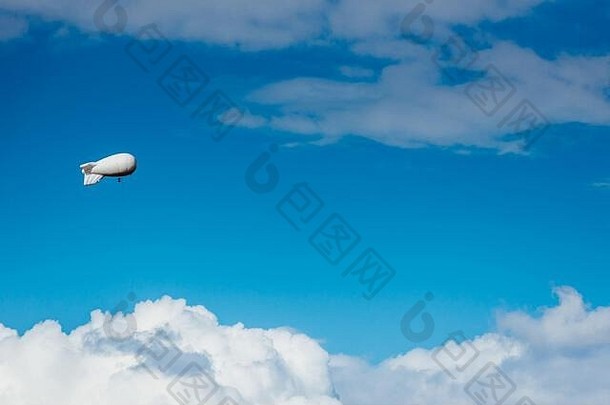 白色飞艇相机浮动天空白色毛茸茸的云