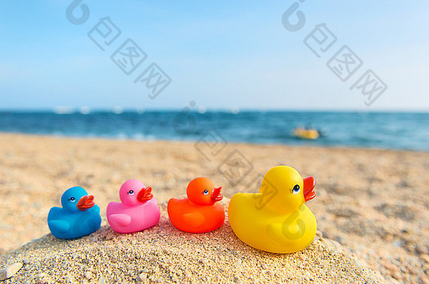 海滩上五颜六色的玩具橡皮鸭