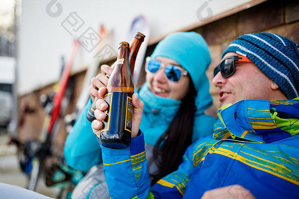照片快乐的游客啤酒冬天一天